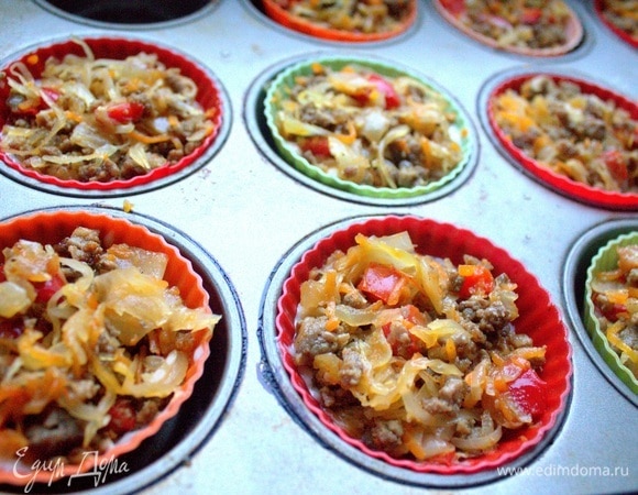 Выложить на тесто начинку.