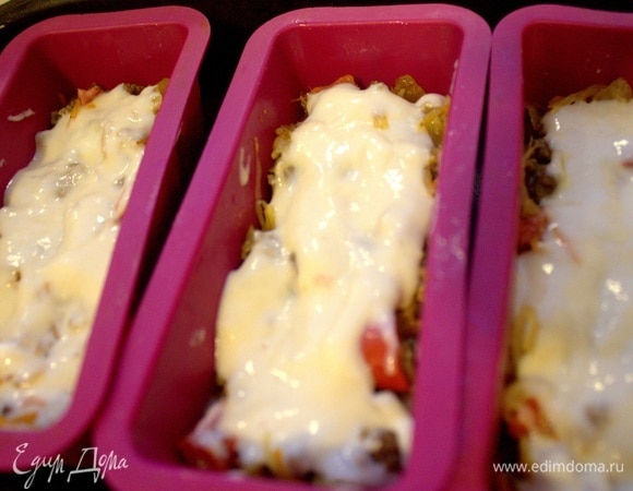 Залить тестом. Посыпать кунжутом.