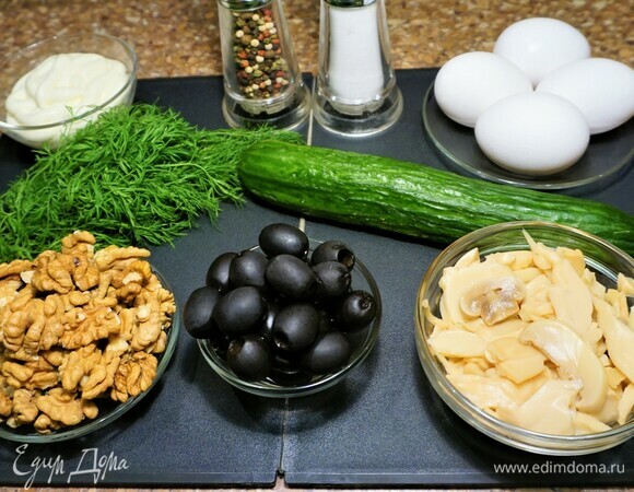 Подготовим продукты для салата. Яйца отварить. Грибы маринованные резаные (шампиньоны) выложить из банки. Огурец и укроп помыть.