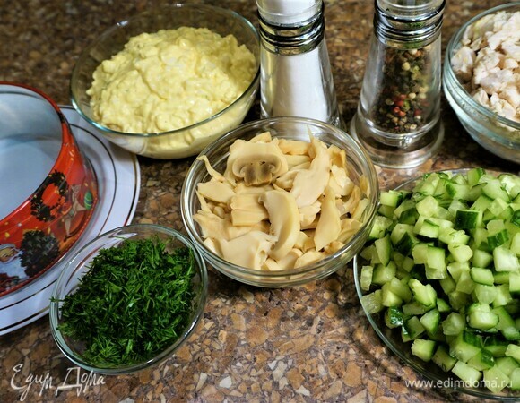 Приготовить яичную смесь: яйца смешать с майонезом, слегка посолить и поперчить. Форму в виде кольца я сделала из железной коробки из-под конфет. Отрезала дно консервным ножом. Диаметр — 14 см. Кольцо поставила на тарелку. Можно собирать слоеный салат.