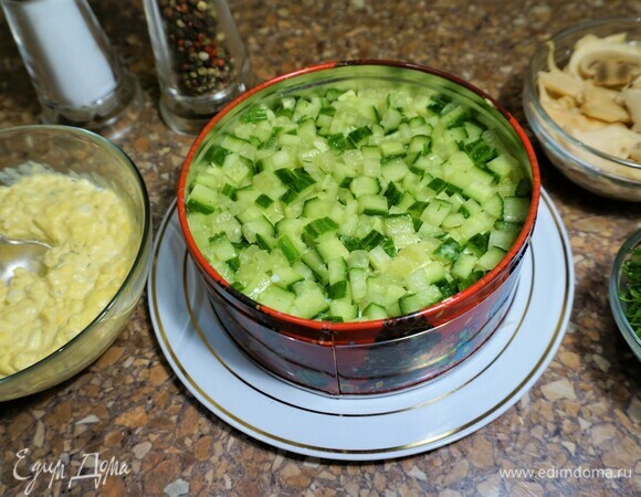 3 слой — огурцы, слегка посолить.