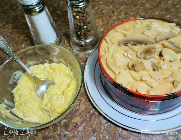 5 слой — 1/3 яичной смеси. 6 слой — маринованные шампиньоны.
