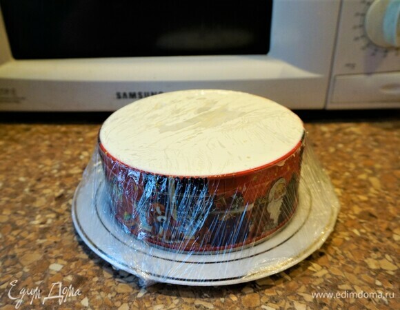 7 слой (последний) — 1/3 яичной смеси. Накрыть салат пищевой пленкой и поставить в холодильник на два часа.