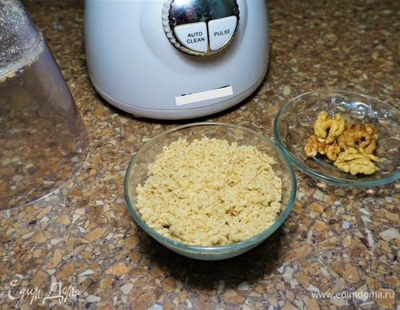 Чтобы на бычке сделать несколько рыжих пятен, я помолола грецкие орехи.