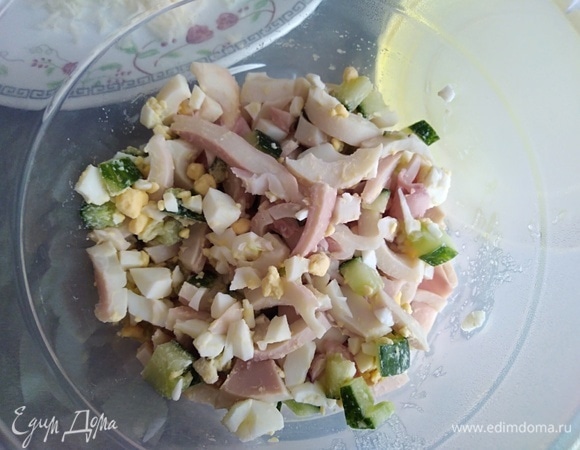 Яйца отварить, почистить и нарезать кубиками. Кальмары почистить и отварить 3 минуты после закипания. Нарезать кусочками. Лук и огурцы нарезать мелкими кубиками. Соединить все вместе. Соль по вкусу.