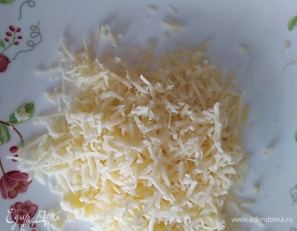 Сыр натереть на мелкой терке.