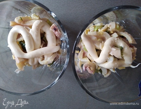 Собираем салат в широких стаканах. Сначала кладем салат из 1 шага, немного майонеза.