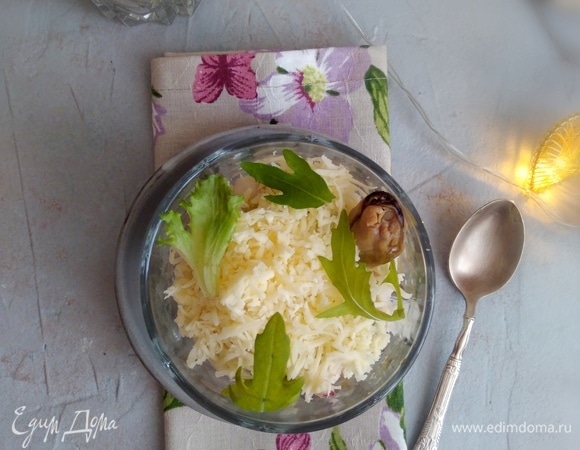 Посыпать тертым сыром и украсить зеленью.