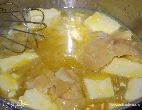 В кастрюле с толстым дном перемешайте куриные яйца, сахар, соль. Добавьте сливочное масло и мед и подогрейте на водяной бане или слабом огне, постоянно помешивая. Масло, мед и сахар должны полностью растаять.