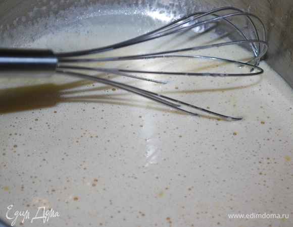 Когда масло и мед растают, добавьте соду, масса сразу побелеет, все хорошо перемешайте.