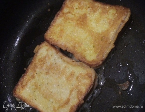 Обмакиваем целые кусочки хлеба в яйцо и жарим с 2 сторон. Выкладываем на салфетку.
