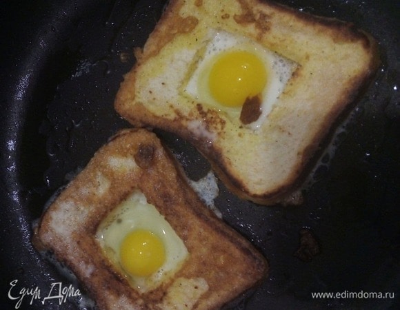 То же самое делаем со вторыми кусочками, но в дырки выливаем по перепелиному яичку.