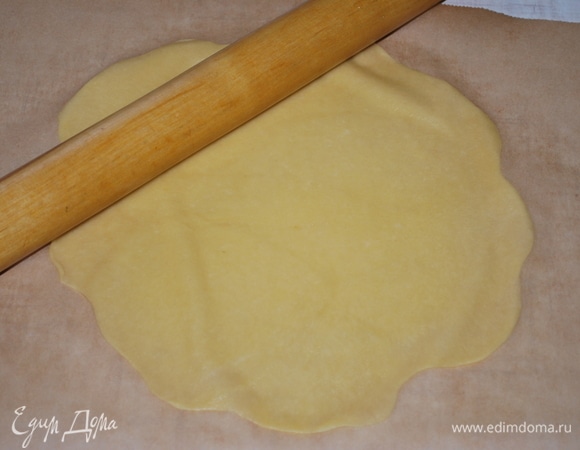 Когда тесто полежит в холодильнике, с ним очень легко будет работать. Я разделила тесто на 8 частей (я делала торт диаметром 22 см). Тесто раскатайте на пекарской бумаге и выпекайте при 180°C примерно 5–6 минут до золотистого цвета.