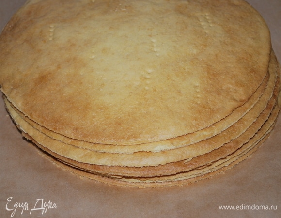 Испеченные коржи вырежьте формой, у меня форма диаметром 22 см.