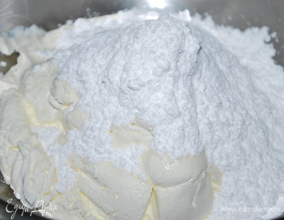 Сметану (я предварительно сметану отвесила, чтобы стекла лишняя жидкость и она стала гуще), сахарную пудру и сливки 33 % взбейте миксером до полного объединения. Сильно взбивать не надо, чтобы крем не был густым. Добавьте творожный сыр и ванильный сахар по желанию.