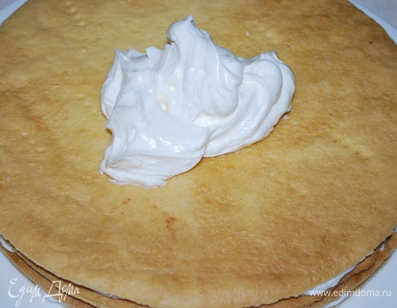 Соберите торт, промажьте коржи кремом. Украсьте по своему вкусу.