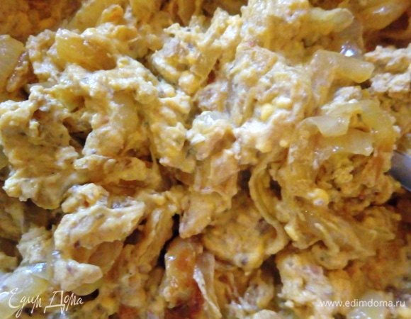 Теперь обжариваем луковицу, нарезанную полукольцами, и добавляем к нашей готовой массе, все перемешиваем и начиняем половинки яиц.