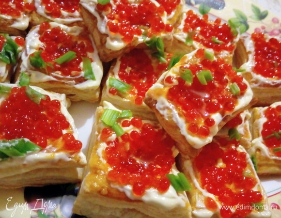 Смазываем сливочным сыром, сверху выкладываем икру и украшаем нарезанным зеленым луком. Кто любит классический вариант, можно смазать и сливочным маслом.