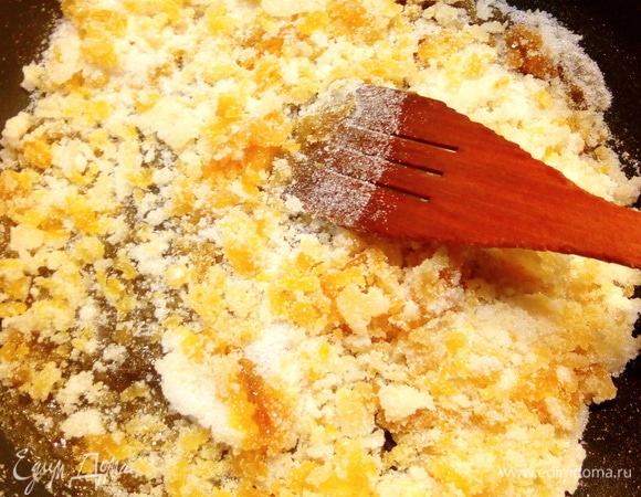 Берем глубокую сковороду, высыпаем сахар и на небольшом огне его растапливаем в карамель.