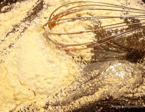 Теперь добавляем яйцо, перемешиваем венчиком и постепенно небольшими порциями добавляем муку. Когда венчиком тяжело перемешивать, кладем наше тесто на стол и хорошо перемешиваем, мукой сильно не забиваем.