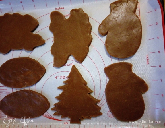 Утром достаем наше тесто, раскатываем толщиной около 8 мм, вырезаем нужную форму и отправляем в духовку. Выпекать при температуре 170–180°C, время выпечки — от 6 минут до 15, зависит от вашей духовки и размера пряника.