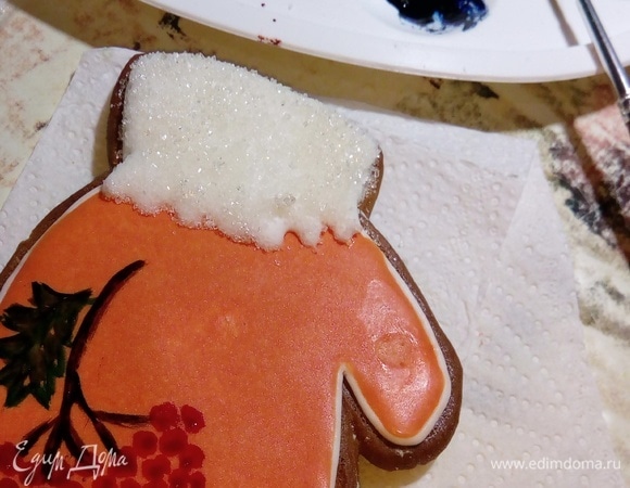 Делаем глазурь (айсинг): взбиваем белок с сахарной пудрой на маленькой скорости, глазурь получается густая, этой глазурью делаем контур на пряниках. Потом глазурь делим на порции, добавляем нужные красители и немного воды, чтоб получилась глазурь для заливки, наносим заливочную глазурь и отправляем пряники сохнуть на несколько часов. Теперь украшаем наши пряники сахаром, различными посыпками, включаем свою фантазию и разрисовываем кисточками, приводим в окончательный вид наши прянички и снова отправляем сохнуть.