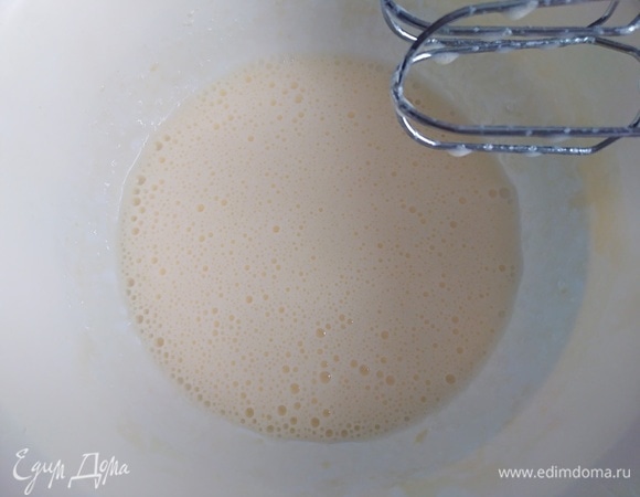 Яйца взбить с сахаром миксером до пышной массы.