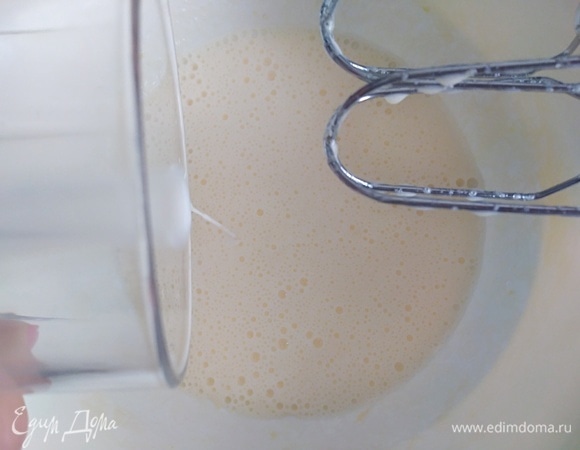 Влить молоко и перемешать.