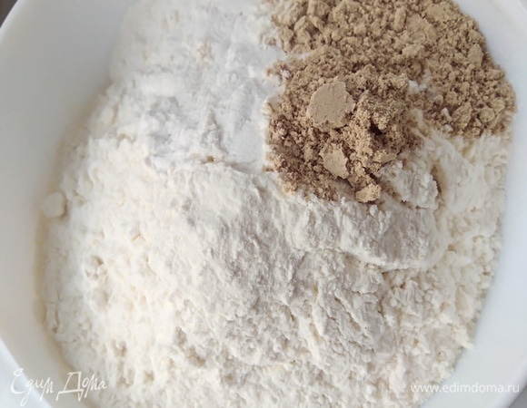 Соединить муку, разрыхлитель и имбирь. Всыпать в яичную смесь и взбить до однородности.