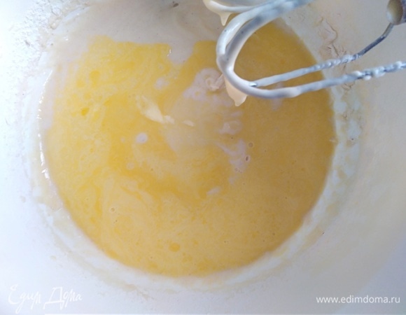 Масло растопить, влить в тесто и перемешать.