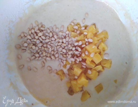 Ананасы нарезать кубиками (или взять уже нарезанные). Перемешать ананасы и орешки. Вылить тесто в форму. Сверху посыпать еще орешками.