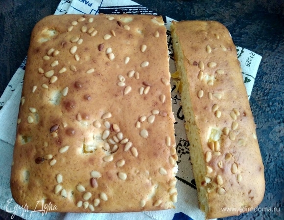 Духовку разогреть до 180°C. Выпекать кекс 20 минут до сухой палочки. У меня квадратная форма 20 х 20 см.