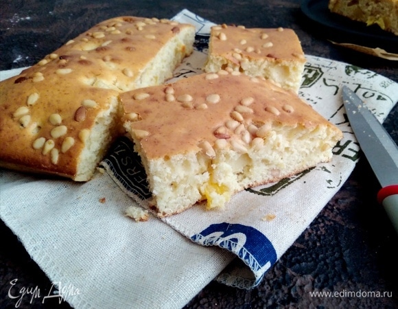 Дать остыть кексу и нарезать кусочками. Приятного аппетита!