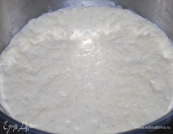 Для опары надо смешать муку, воду и дрожжи. Получится достаточно густое тесто. Надо оставить тесто для брожения на ночь или на 14–18 часов при комнатной температуре. Так опара выглядит, когда она готова.