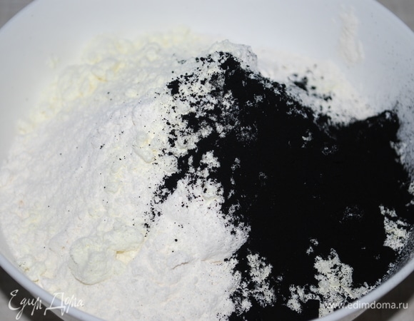 Муку соединила с черной пищевой краской.