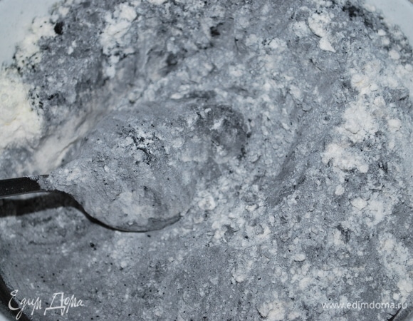 Добавила муку с красителем и сухое молоко. Замесила тесто до гладкого состояния (с этой задачей за пару минут справилась бы кухонная машина KENWOOD). Частями добавила сливочное масло комнатной температуры.