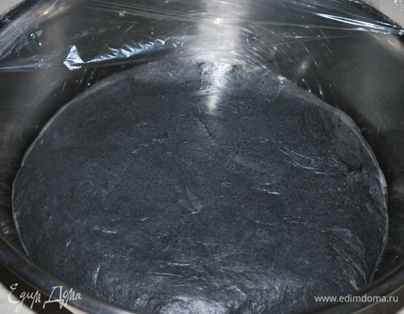 Вымесила тесто и оставила его при комнатной температуре на 1–1,5 часа.