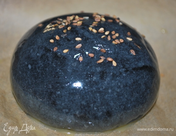 Тесто поделила на равные части (примерно по 110 г) и сформировала круглые булочки. Накрыла их полотенцем и оставила для подъема на 1,5–2 часа. Булочки должны вырасти в два раза. Смазала их куриным желтком и посыпала кунжутом. Выпекала при 180°C примерно 20 минут. Булочки я испекла заранее.