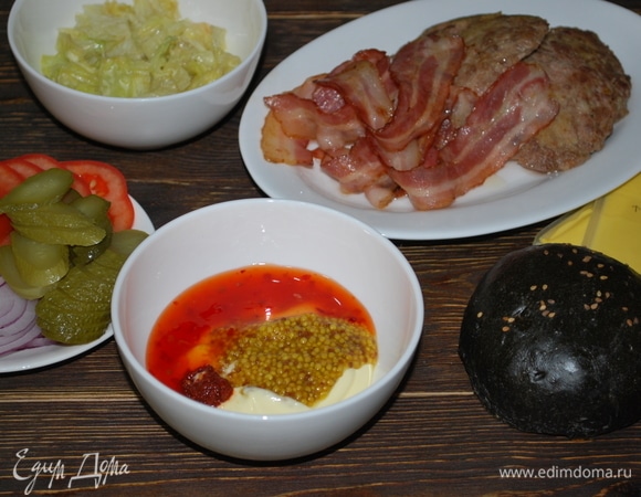 Для соуса я взяла домашний майонез, сладкий соус чили, горчицу с зернами и немного копченой аджики (она соусу придала пикантность и аромат дымка). Лук нарезала полукольцами, нарезала огурец и помидор. Салат айсберг я нарезала и перемешала с соусом.