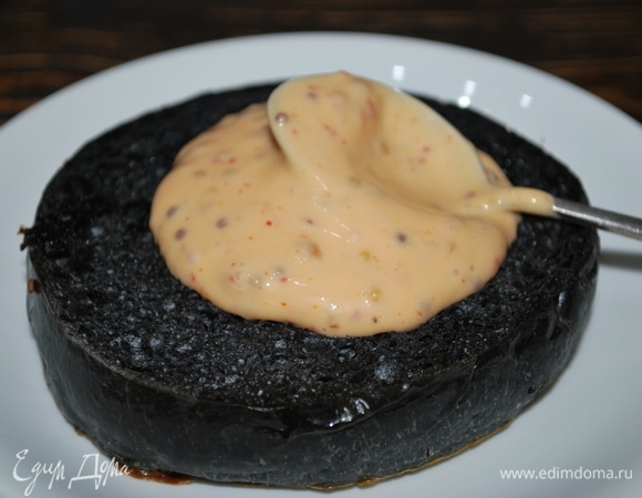 Готовые булочки я разрезала на две части и срез булочки подсушила на сковороде. Смазала их соусом.