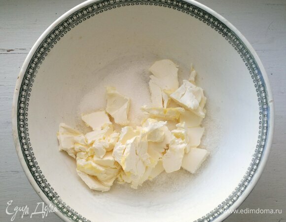 Мягкое сливочное масло растереть с сахаром, солью и ванилином.