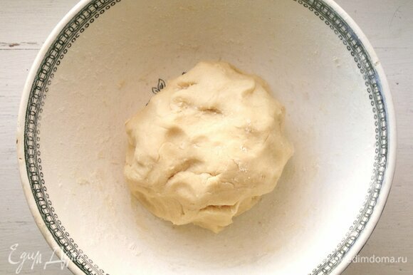Собрать тесто в шар, накрыть пищевой пленкой и поставить в холодильник на 1 час.