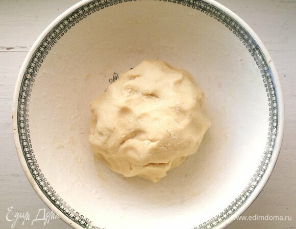 Собрать тесто в шар, накрыть пищевой пленкой и поставить в холодильник на 1 час.