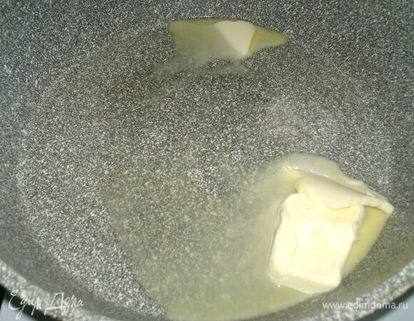 В сковороде растопить сливочное масло.