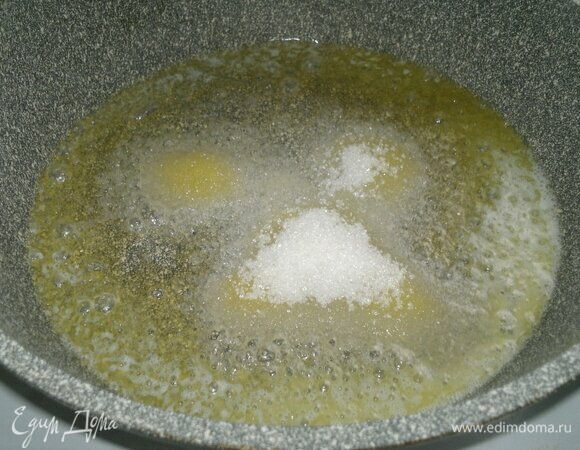 Всыпать сахар и подогреть массу до растворения сахара, помешивая лопаткой.