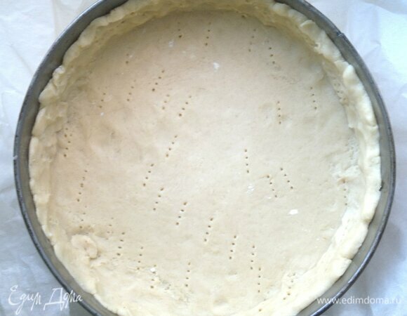 Разъемную форму для выпечки смазать растительным маслом (у меня диаметром 26 см). Осторожно выложить раскатанное тесто в форму. Дно заготовки наколоть вилкой в нескольких местах. Поставить форму в духовку, разогретую до 180°C, на 8–10 мин.