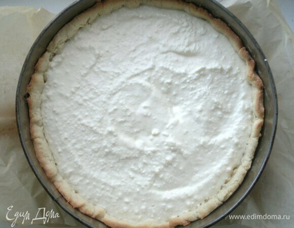 Вынуть форму из духовки. В подпеченную основу из теста выложить творожную начинку.