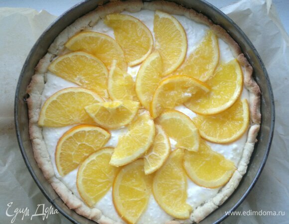 На творог выложить дольки апельсинов с соусом.