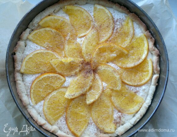 Посыпать пирог молотой корицей. Поставить форму с пирогом снова в духовку и выпекать пирог еще 25–30 мин.