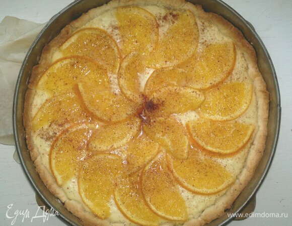 Вкусный и ароматный пирог с творогом и апельсинами готов. Достать форму с пирогом из духовки и полностью остудить пирог в форме.